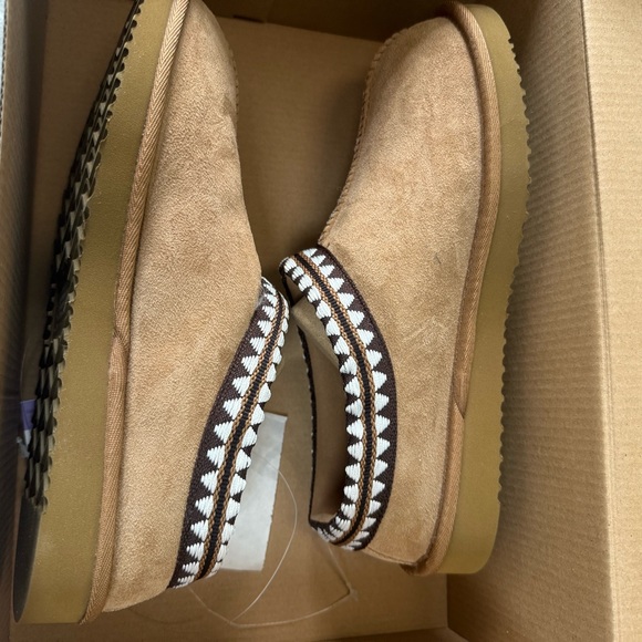 Kirkland Signature Tan Suede Boots - Picture 2 of 7
